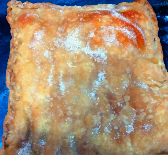 Пирог из слоеного  теста  с яблоками, вымоченными в меду