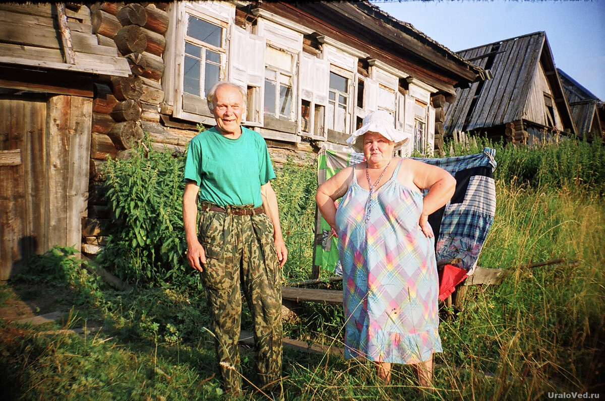 Эмиль Бачурин с супругой около своего домика в Молёбке. 2003 г. Спустя несколько лет он погиб тут в пожаре