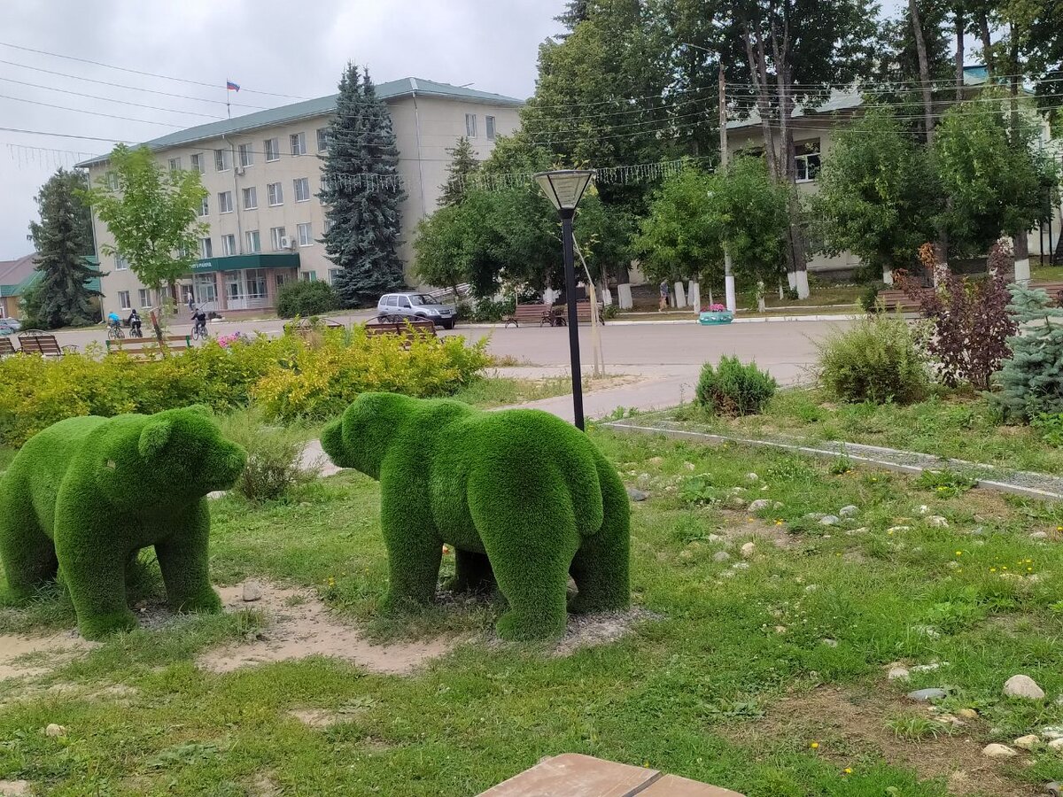 Симпатичный сквер рядом с администрацией. Для посёлка с 7 тыс. жителей очень даже ничего