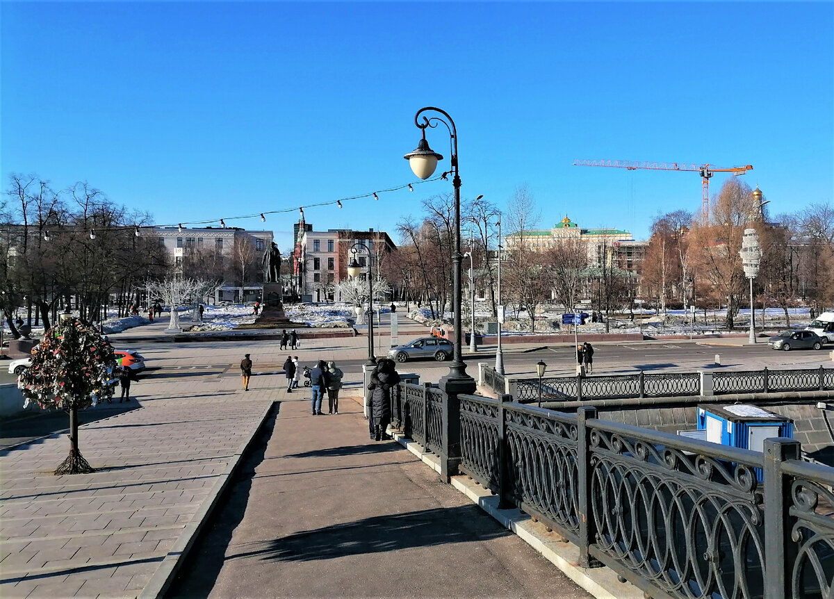 Мост и вид на сквер