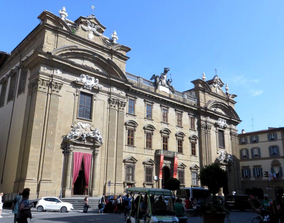 Фонд Музей Франко Дзеффирелли (бывшее здание суда), основанный самим маэстро в 2017 году, расположен на Piazza di San Firenze во Флоренции. Вход в центре здания. Слева, под розовыми портьерами, вход в церковь Святой Флоренции (Chiesa di San Firenze) (фото автора)