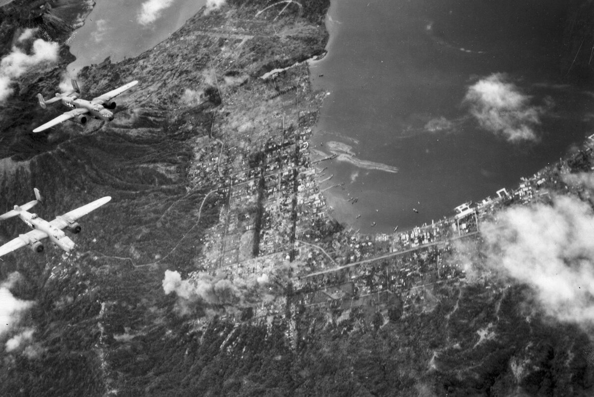 B-25 «Митчелл» 13-й ВА над японской базой Рабаул, Новая Британия, 5 марта 1944 г.