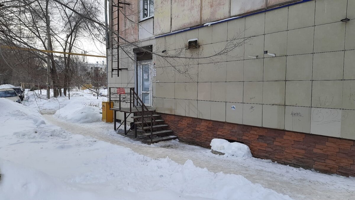 Фото: Территория у офиса новой УК в Сызрани бесснежьем не блещет.