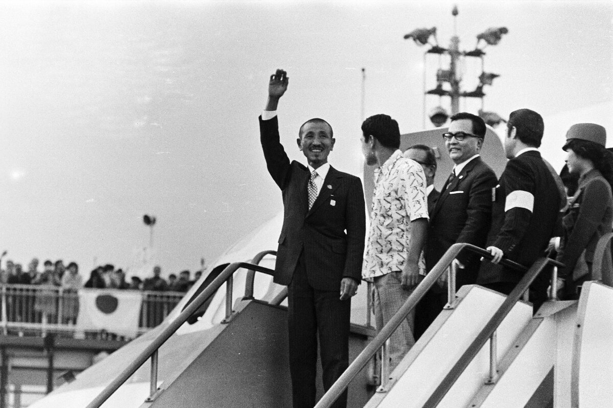 Онода машет рукой по прибытии в аэропорт Ханэда 12 марта 1974 года в Токио, Япония. (Гетти изображения)