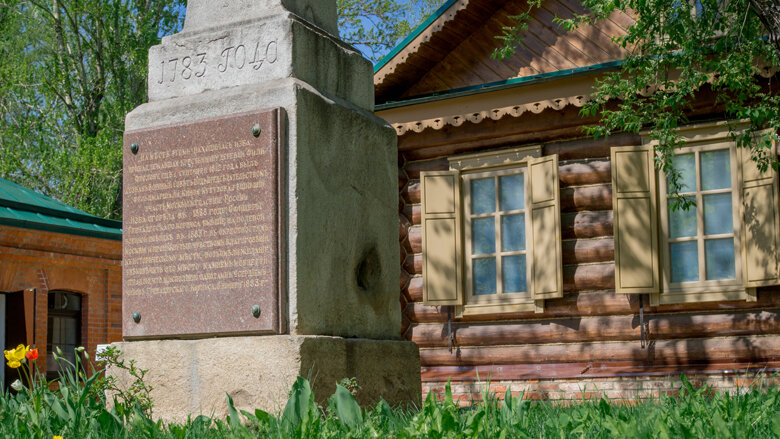 Дорожный столб, перенесенный гренадерами
