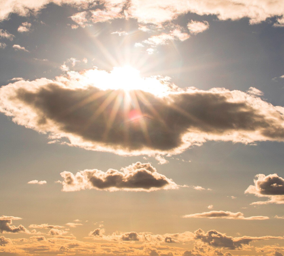 Как бы не были черны и холодны тучи, за ними всегда яркое и согревающее солнце. Фото: Яндекс. Картинки. Подписывайтесь на канал и ставьте лайк.