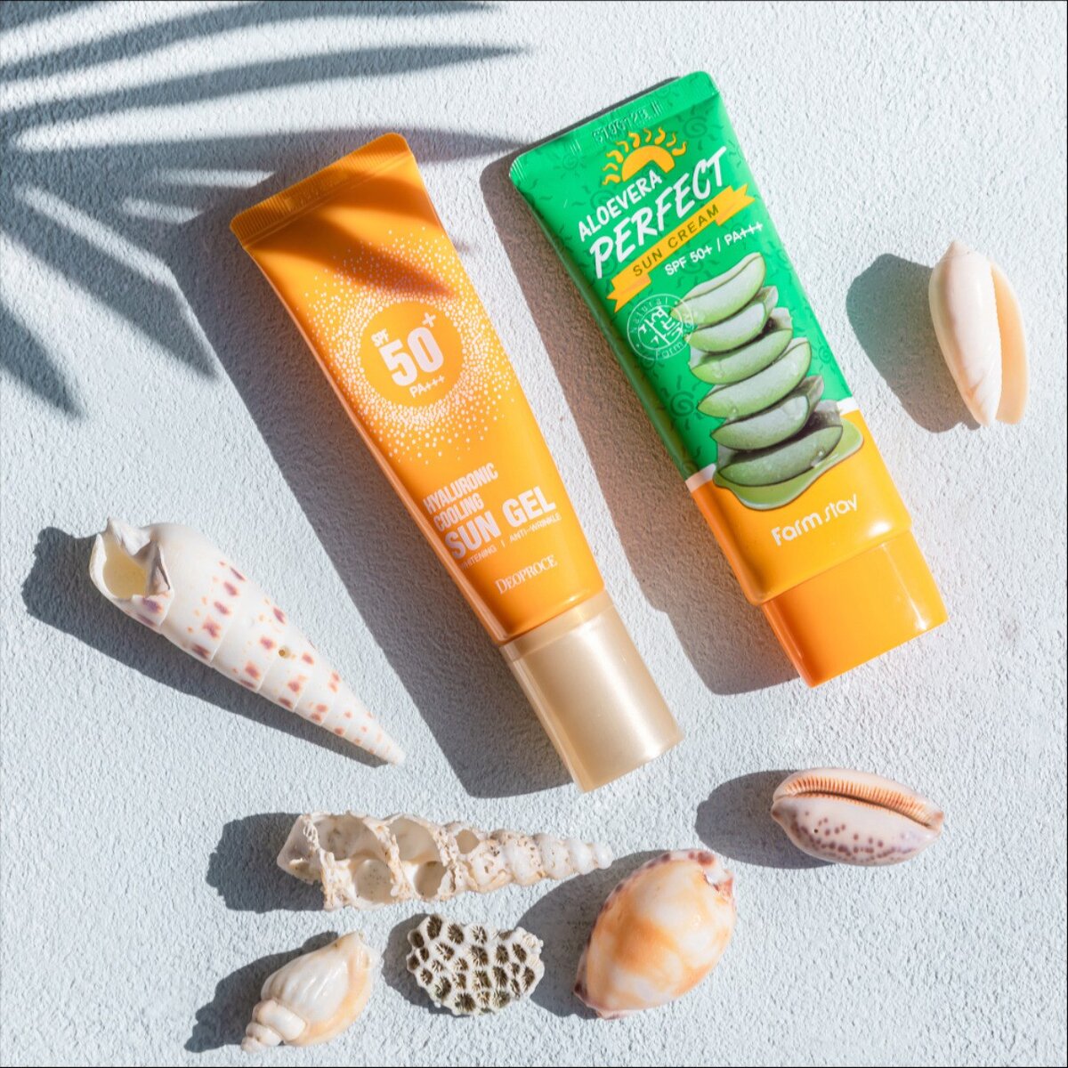 На фото солнцезащитный гель с гиалуроновой кислотой Deoproce SPF50+ и солнцезащитный крем с экстрактом алое FarmStay SPF50+