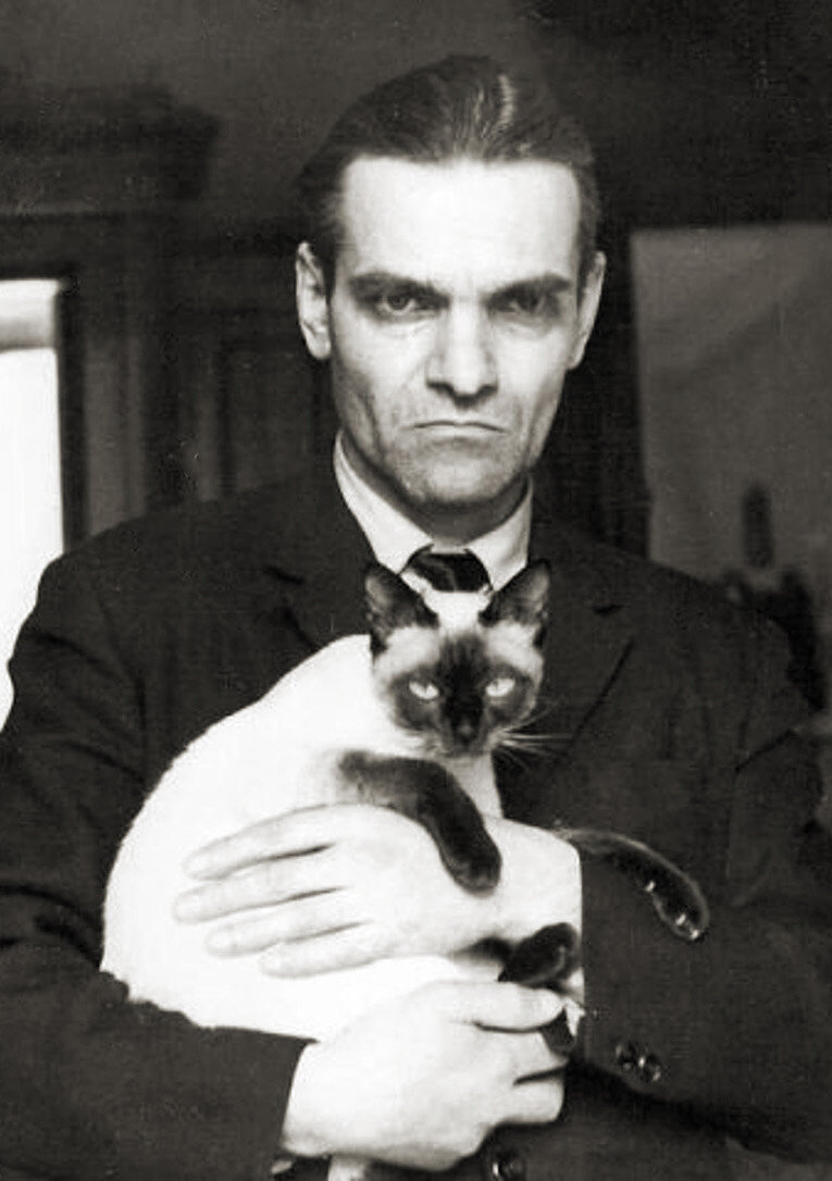 Юрий Кнорозов с кошкой Асей