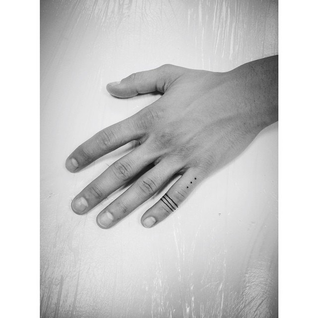 Моя очень старая работа на пальце, тогда ещё тату тонкими линиями вообще были неактуальны.