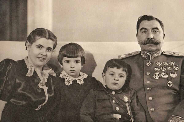 Семён Будённый с детьми. Источник: wikipedia.org