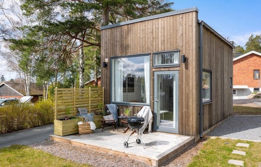 Дом в 21 кв.м. может быть уютным и очень удобным. ⠀
Сегодня сложился стереотип, что, если строить загородный дом, то обязательно более 120 кв.м. и в нем должно быть не менее 5 комнат.
⠀
Современный подход - минимализм и оптимизация пространства. Этот дом и является таким примером.
⠀
Внешне он напоминает большую коробку. К слову, постройки квадратной формы - самые удобные. Каждый сантиметр можно использовать правильно и удобно организовать всё пространство.
⠀
В доме достаточно много света за счёт большого количества окон. Благодаря этому пространство кажется вдвое больше.
⠀
В доме высокие потолки, за счёт чего сделали второй этаж, где удобно расположилась спальня.
⠀
Помимо спальни в доме есть кухня, совмещенная с гостиной, прихожая с удобной системой хранения, ванная комната и веранда, которая в летнее время года служит столовой - в доме есть всё, что надо!
⠀
Интерьер собран из спокойной цветовой гаммы - белого, серого и черного. Для маленьких помещений это отличный прием, за счёт которого можно визуально увеличить пространство.
⠀
Какой дом для постройки предпочитаете вы? Большой или минимальных размеров?