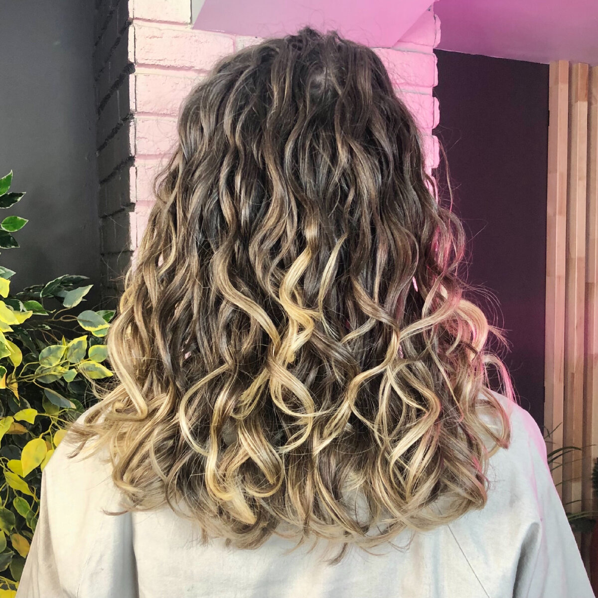 Те же волосы, но уже в меру увлажненные и уложенные с помощью сильного геля, солевого спрея и подсушивающей пенки😍 