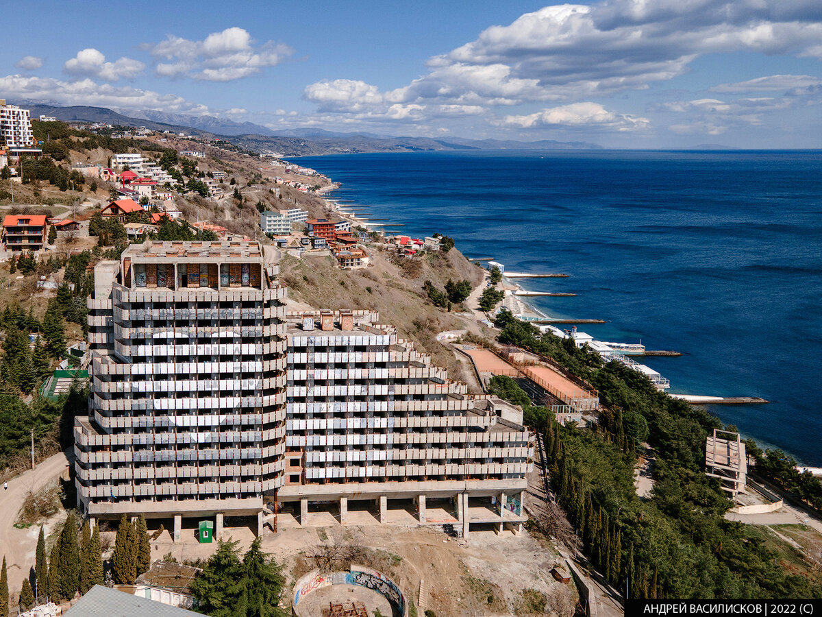 Погода на март в алуште 2024 года. Алушта утюг недострой. Проект развития Алушта. Грандиозный недострой.