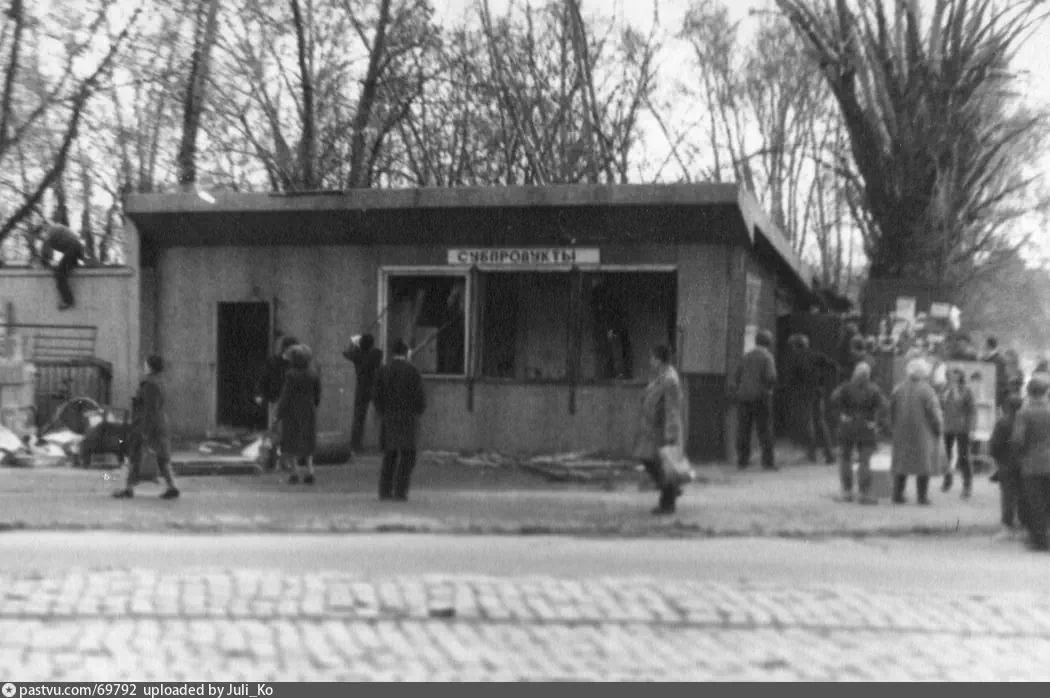 Преображенский вал. Справа въезд на Преображенский рынок, 1975 - 1980 г. Подпись на вотермарке: uploaded by Juli_Ko.