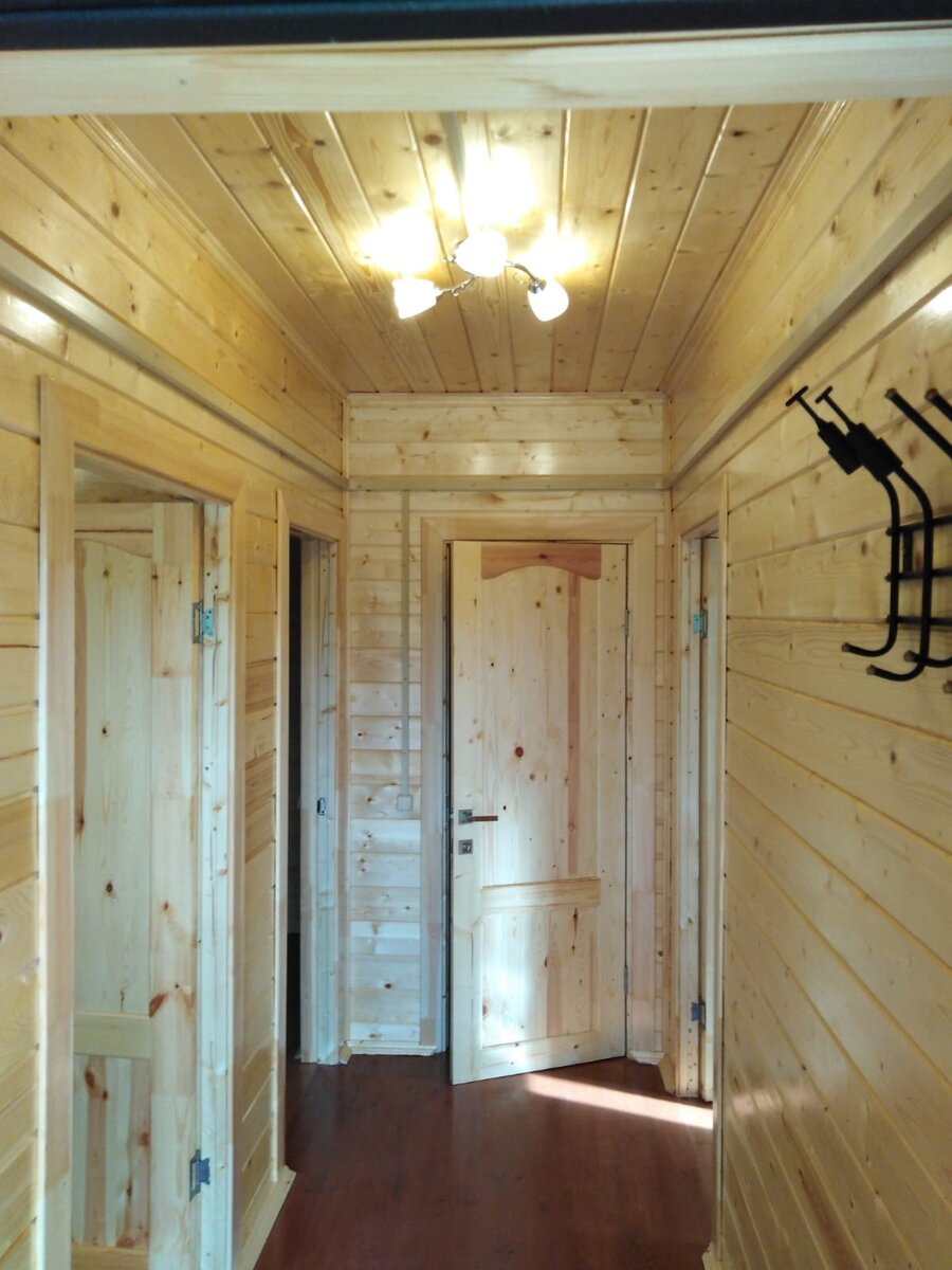 Коридор. Прямо по курсу - будущий туалет. Справа -кухня, слева - две небольшие комнаты.