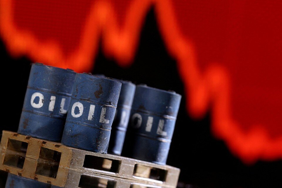     Цены на нефть растут на фоне разговоров об эмбарго не российские энергоносители  REUTERS
