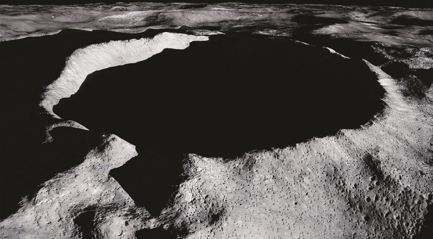 Считается, что кратер Шеклтон на Южном полюсе Луны содержит огромное количество водяного льда глубоко в своей тени. Китай рассматривает возможность посадки в рамках миссии «Чанъэ-7» вблизи именно этого кратера. Фото: NASA