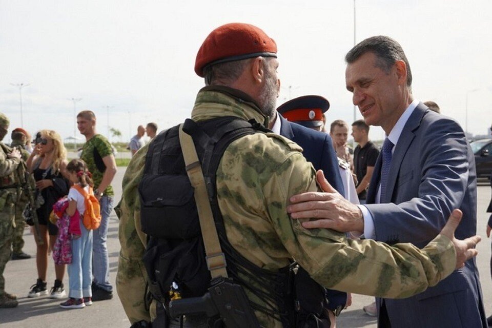     Торжественную церемонию организовали в честь вернувшихся домой воинов. Фото: сайт правительства РО