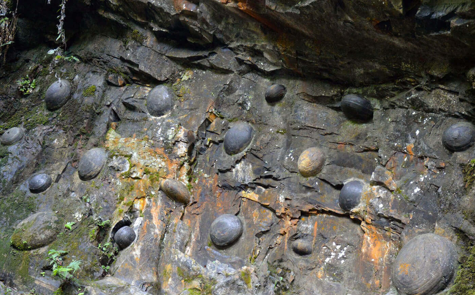 На нашей планете достаточно много загадочных мест. Одно из них находится в китайской провинции Гуйчжоу. Там есть горный массив, сформировавшийся более 500 млн лет назад.-2
