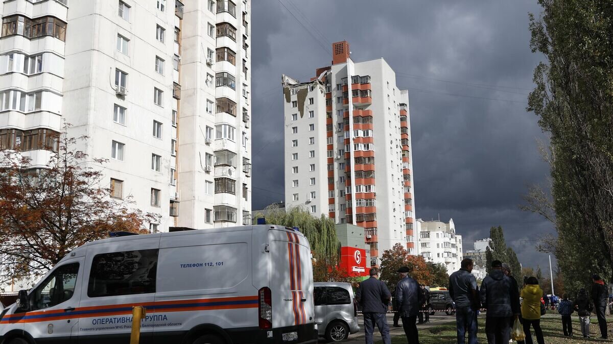    Автомобили специальных служб возле жилого дома в Белгороде, поврежденного в результате обстрела ВСУ© РИА Новости / Таисия Лисковец