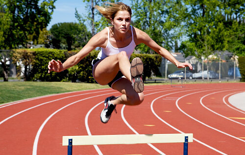 Бег с препятствиями или в сочетании с прыжковыми упражнениями еще более эффективен, но такие интенсивные тренировки должны быть подкреплены улучшенным ежедневным рационом