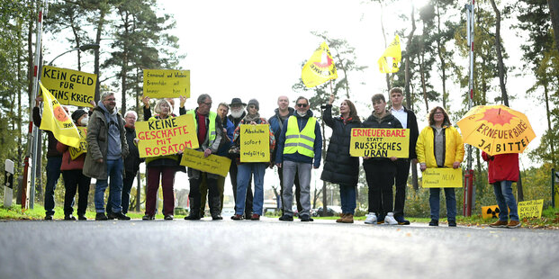 Экологи проводят демонстрацию в поддержку уранового эмбарго перед заводом по производству топливных элементов в Лингене © Lars Klemmer/dpa