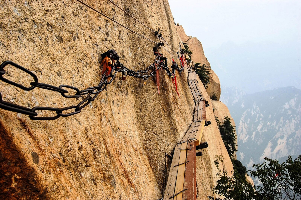 Какой самый опасный мир. Гора Хуашань (Hua Shan), Китай. Гора Хуашань тропа смерти. Гора Хуашань тропа. Китай тропа смерти Хуашань.