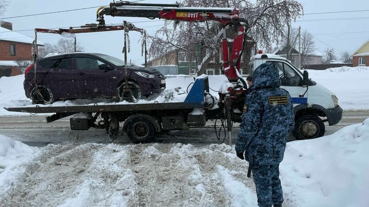    Едва не лишился корейского кроссовера «Hyundai» в Завьяловском районе мужчина, задолжавший по налоговым платежам 7 тысяч рублей. Как видно на фото, распространенном пресс-службой УФССП по Удмуртской Республике, приставы уже погрузили машину на эвакуатор, для ее последующей продажи в счет долга.