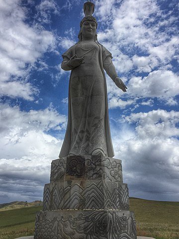 Памятник Оэлун в Цонжин-Болдоге, Монголия (изображение из открытых источников)