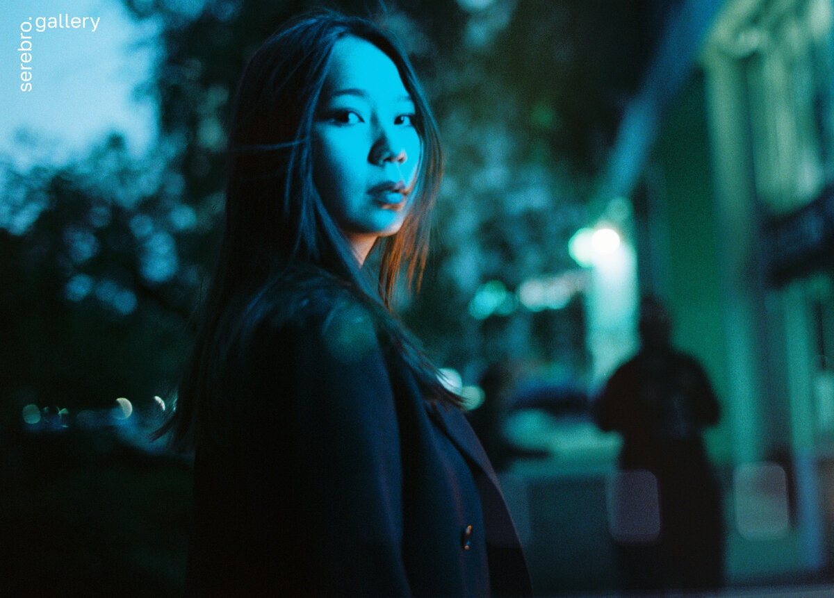 Михаил Канусик | @zammuta | «Техничка: Olympus om-1n Zuiko om 50mm 1.2f Portra 800. Первый раз попал на съёмки с моделью, до этого был либо стрит, либо архитектура. Волновался больше, чем на экзамене, при этом ничего не мог сказать в плане позы или движения. И когда шли на другую точку случайно столкнулись глазами и успел нажать на спуск. К сожалению пленку запороли при проявке, из-за чего такие артефакты в виде перфорации, но все остались довольны. А я все ещё считаю, что фото бездарно и умница там модель» | Фотовыставка «Кадр из кино»