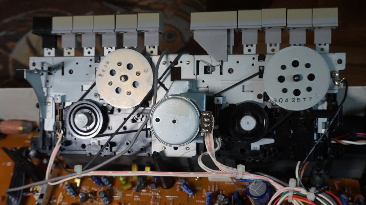 Вид сзади. РЕМНИ УЖЕ НОВЫЕ НА НЕЙ СТОЯТ В ДАННОМ СЛУЧАЕ. И ДВУХ БОЛЬШИХ РЕМНЕЙ В НАШЕ ВРЕМЯ В 20-Е ПОСЛЕ 2019-ГО ГОДА КРИЗИСНОГО ВПОЛНЕ СЕБЕ ДОСТАТОЧНО ДЛЯ ТАКОЙ ПРОТЯЖКИ.