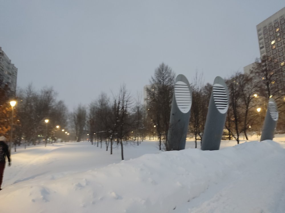 Сделала несколько фотографий, пока шла пешком к остановке своих автобусов. Фото автора