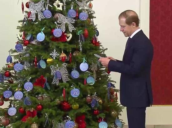     Вице-премьер Денис Мантуров собирает коллекцию танкистов. Фото: t.me@government_rus