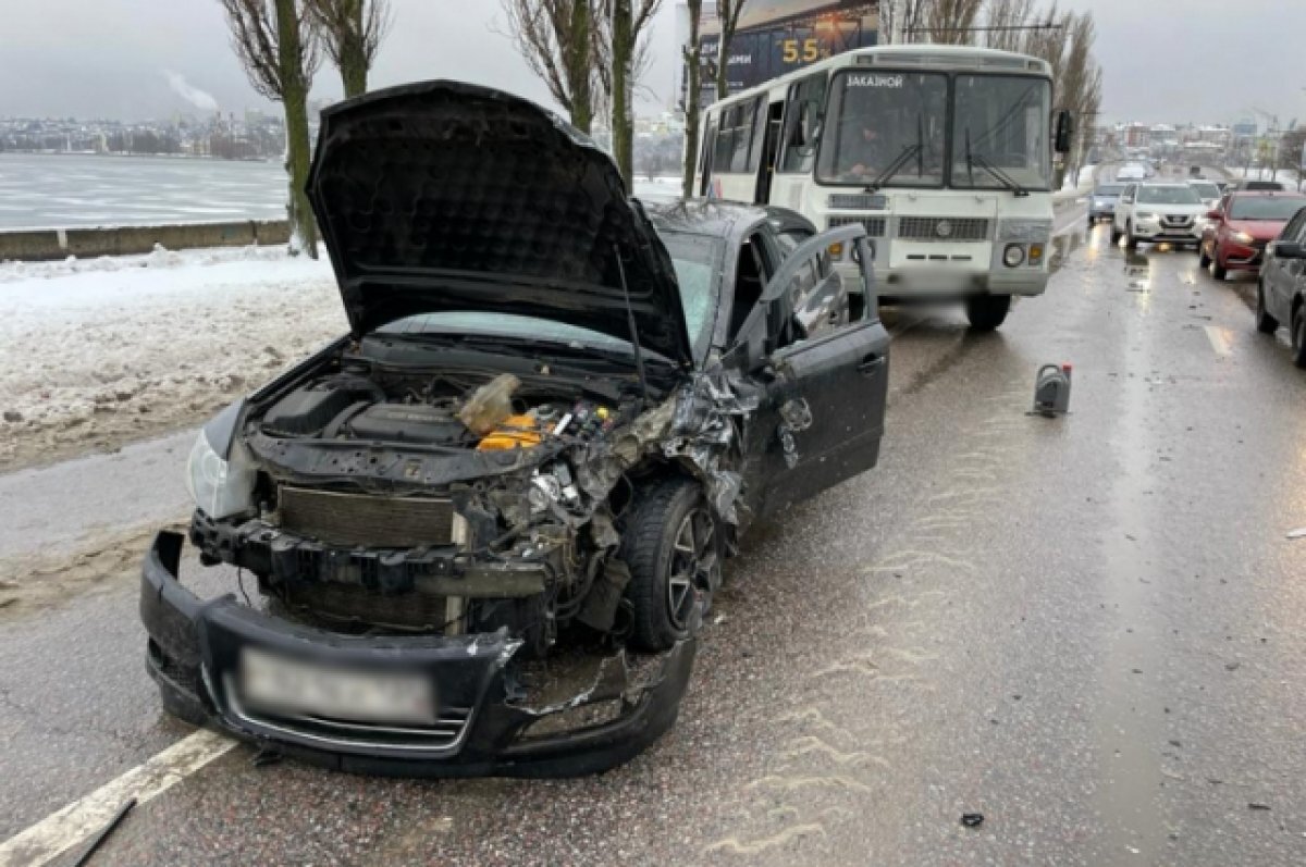    В Воронеже столкнулись легковушки и автобус: пострадал один из водителей