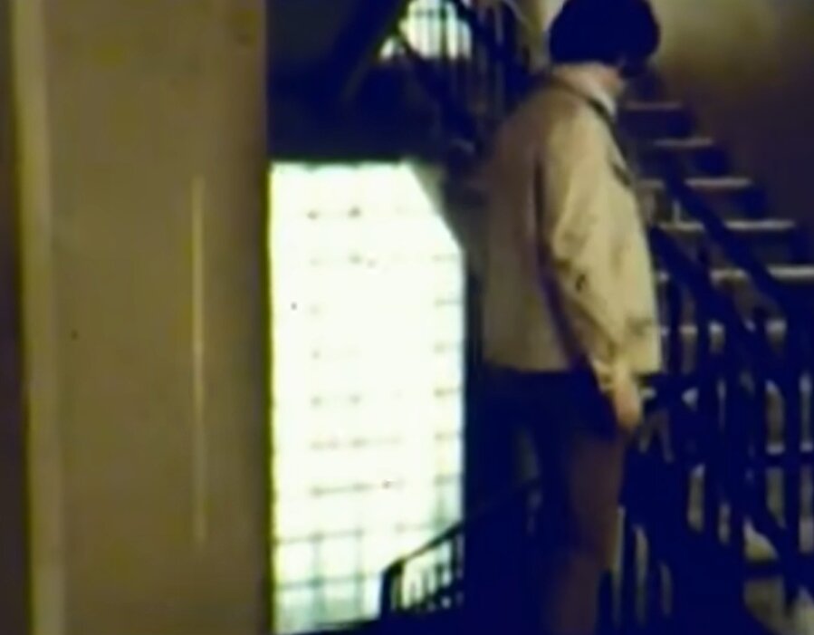 Выйдя из квартиры, Жорж внимательно осматривает этаж на наличие посторонних.