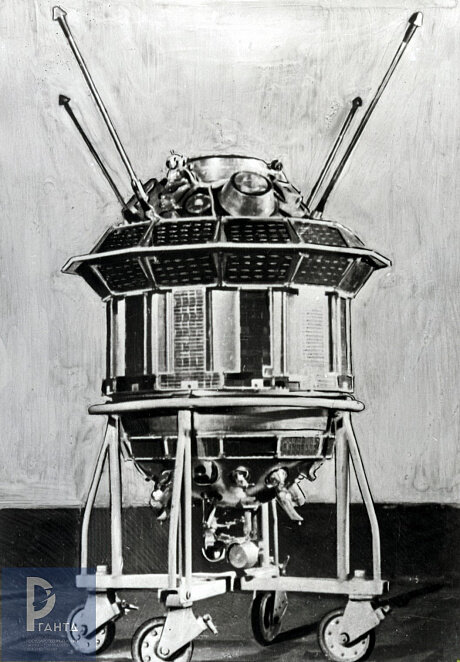 Контейнер с научной и контрольно-измерительной аппаратурой первой межпланетной автоматической станции «Луна-3» (на монтажной тележке). 1959. РГАНТД. Арх. № 1-19578