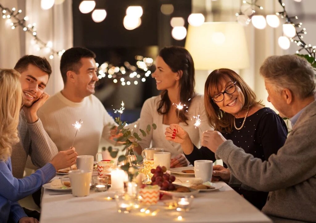 5 января в мире отмечают Международный разгрузочный день. В России новогодние каникулы растягиваются на неделю, и в это время многие продолжают налегать на оливье, жареную курицу, торты, мандарины и алкоголь. Как правильно есть в праздники, чтобы потом не было мучительно больно при взгляде в зеркало и на весы, каким должен быть правильный разгрузочный день, как часто его надо проводить, есть ли польза в монодиетах, NEWS.ru рассказал врач-диетолог, доктор медицинских наук, профессор, разработчик методики похудения Алексей Ковальков. 
«Не надо постоянно хомячить всё подряд»
— В новогодние праздники многие россияне набирают лишний вес. Есть даже термин «быстрый набор веса». А имеются ли научные данные о том, сколько килограммов в среднем набирает житель России за новогоднюю ночь?

— Таких данных нет. Ведь это зависит от человека. Один в новогодний праздник скромно наливает бокальчик коньяка или шампанского, берет салат оливье, несколько шпротинок и сидит у камина, другие объедаются и куролесят до утра. Один идет 2 января утром в спортзал и начинает приводить себя в порядок, второй гуляет все праздники по принципу «чтобы не досталось врагу». Подходы у всех разные и результат у всех разный.

Плюс у одних есть генетическая предрасположенность к полноте, у других нет. Везде есть люди, которые едят все подряд, в огромных количествах и не толстеют, у них даже весов нет дома. И есть люди, которые ходят в спортзалы, таскают на себе тяжести и при этом не только не худеют, но и набирают вес. Всех грести под одну гребенку — неправильная позиция.

То, что люди набирают вес или худеют, зависит не от того, что они едят и сколько, а от баланса гормонов в их организме.Посредством еды, физических упражнений мы можем повлиять на гормональный фон, но это только одно из звеньев цепи. Поэтому если человек хочет похудеть на долгие годы, ему надо обратиться к тому, кто знает, как это работает. Полнота — это один из симптомов, с которым можно и нужно бороться. Не установив причину, вы никогда его не устраните. Но у нас, да и во всем мире симптоматическая медицина: нас приучают бороться с симптомами.