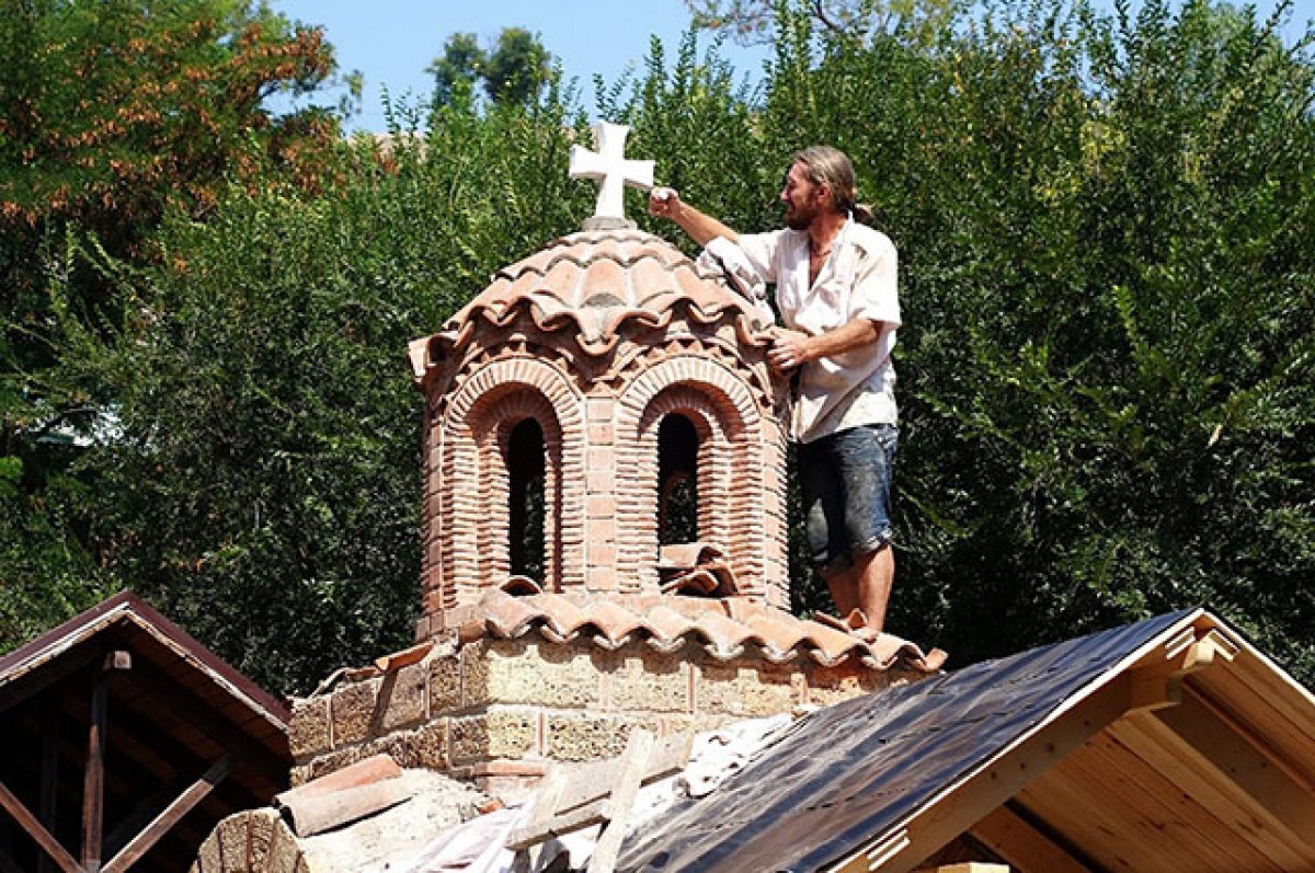    И плотник, и художник. Житель села Курортное своими руками строит часовню