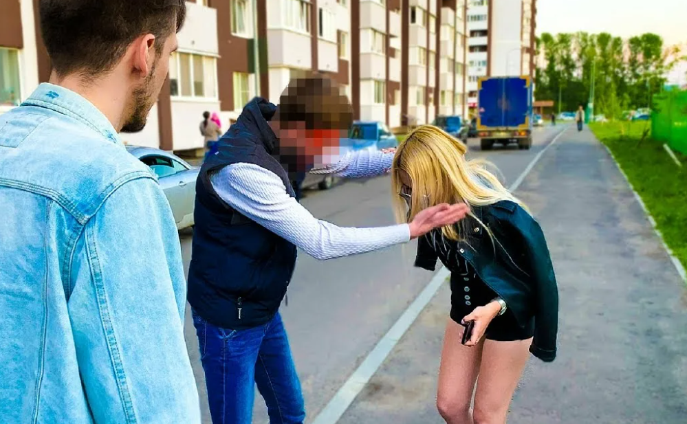 Подошло в самый раз. Перед девчонками. Приставать к человеку