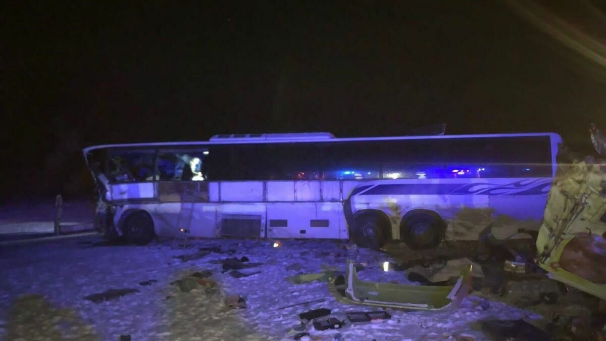     9 человек получили травмы в аварии с фурой, бензовозом и рейсовым автобусом в Михайловском районе Волгоградской области сегодня ночью. Состояние одной из пострадавших оценивается как крайне тяжелое, а остальных — средней степени тяжести, сообщает администрация региона.