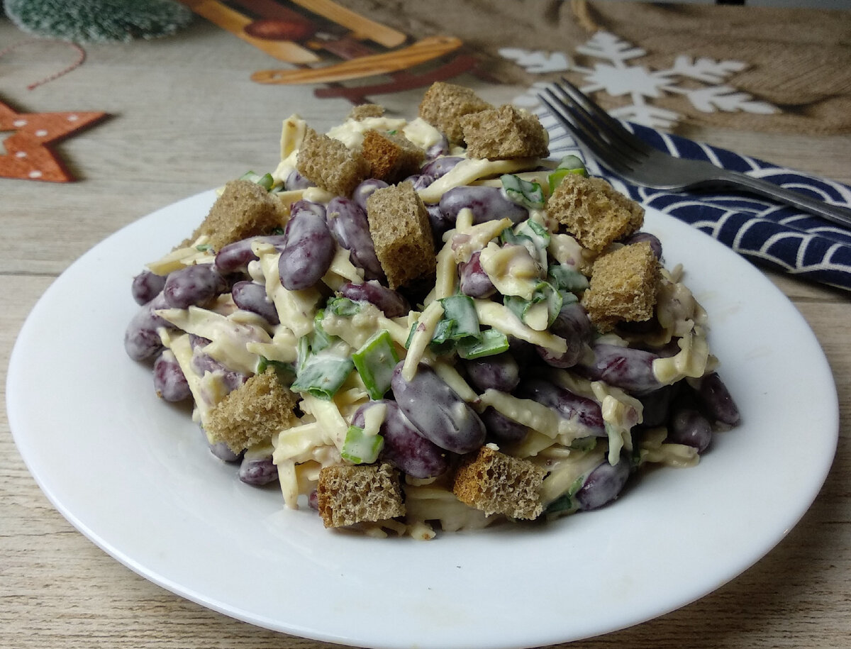 Салат с фасолью и сухариками копченой курицей. Салат из копченой курицы с фасолью. Салат с фасолью и сухариками и курицей и помидорами. Салат с красной фасолью и копченой курицей и сухариками. Салат с фасолью и сухариками копченой курицей.