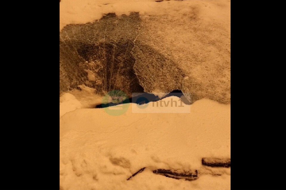     В комментариях северяне отмечают, что коммунальным службам стоит лучше чистить крыши от снега. Фото: скрин видео vk.com/narodnoetvx