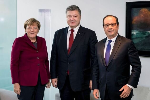    Ангела Меркель, Петр Порошенко и Франсуа Олланд перед началом встречи в «нормандском формате» © Михаил Палинчак/пресс-служба президента Украины/ТАСС