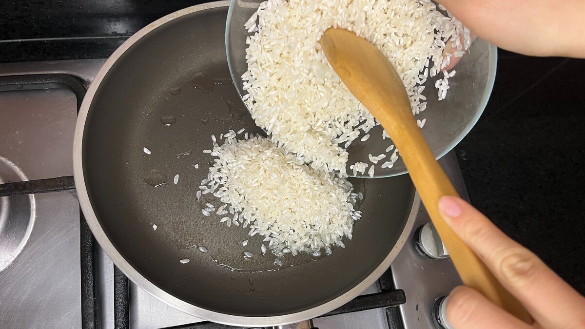 Почему тесто получилось рассыпчатым. Большая кастрюля риса. Кг риса в кастрюле. Покажи как ва. Почему рис при варке не получается рассыпчатым.