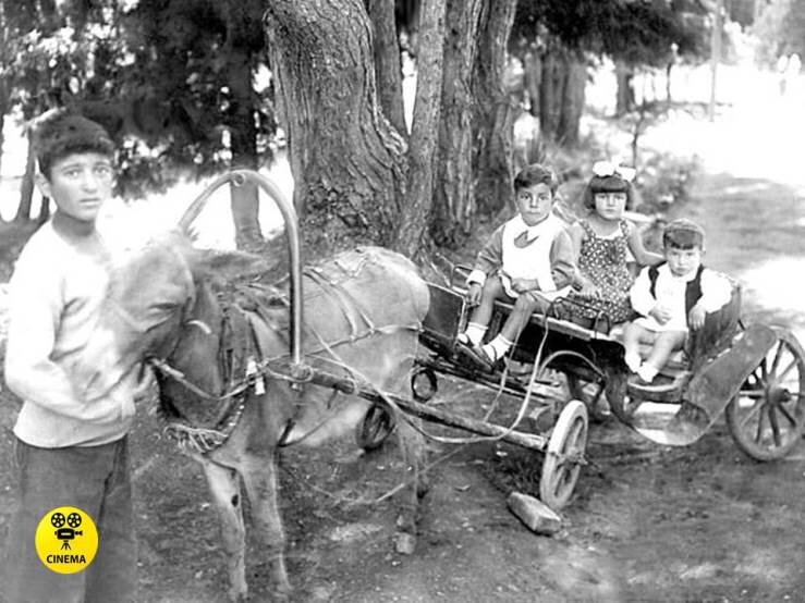 Мики Таривердиев на тележке первый слева.