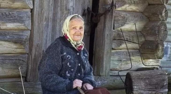 Бабушка можно к тебе приехать пожить глава. Бабка в избе. Бабушка в избе. Старушка на крыльце. Бабушка на крылечке.