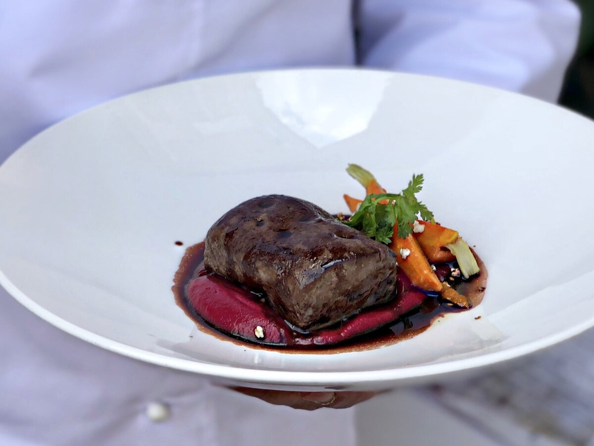    Филе оленя с муссом из свеклы и соусом красное вино