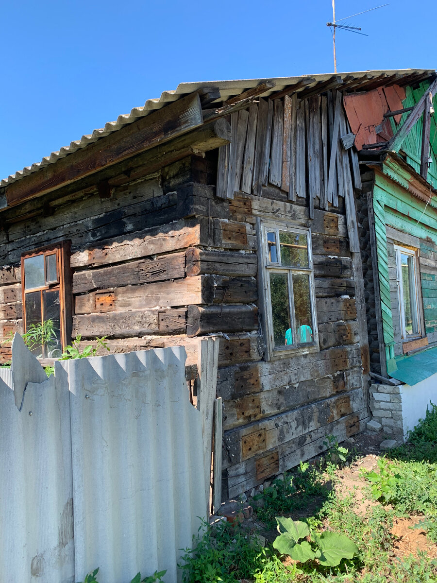 Денег у Валентины Григорьевны хватило на маленький дом без «удобств». Фото автора.