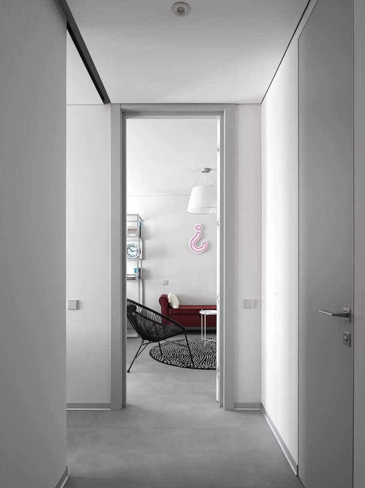 Московская квартира по дизайну Игоря Куркина. Вид из прихожей в сторону основной комнаты.