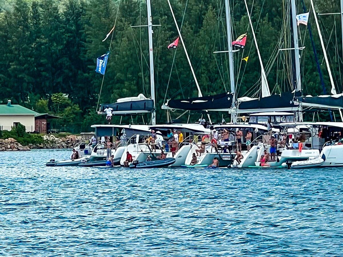 Завершился наш яркий яхт-фестиваль "Спортволна!" 

В нём сражались 12 катамаранов — 12 команд, в том числе и наша, 32румба. Соревновались во всём подряд: футболе, волейболе, дартсе, покере, гонке на сапах, рыбалке, интеллекте, смекалке и видеомонтаже. 

Знаем, что вы спросите: как же вы не выиграли в этих типично сейшельских занятиях? Ответим правду: помогали другим участникам! Провести такую регату — не шутка: на бортах было больше 80 человек! 

Так что от души поздравляем команду победителей —«Пельменную HANA»! 🥳🎉

Мы же разделили 7-8 место с командой «Палата №6» и очень надеемся, что все совпадения случайны 😅

Кроме того, в рамках фестиваля был сыгран футбольный матч между объединённой командой @sportvolna и сейшельским клубом Pointe Larue Bazar Brothers. Игра закончилась вничью со счётом 7:7.

Спасибо Сейшелам!